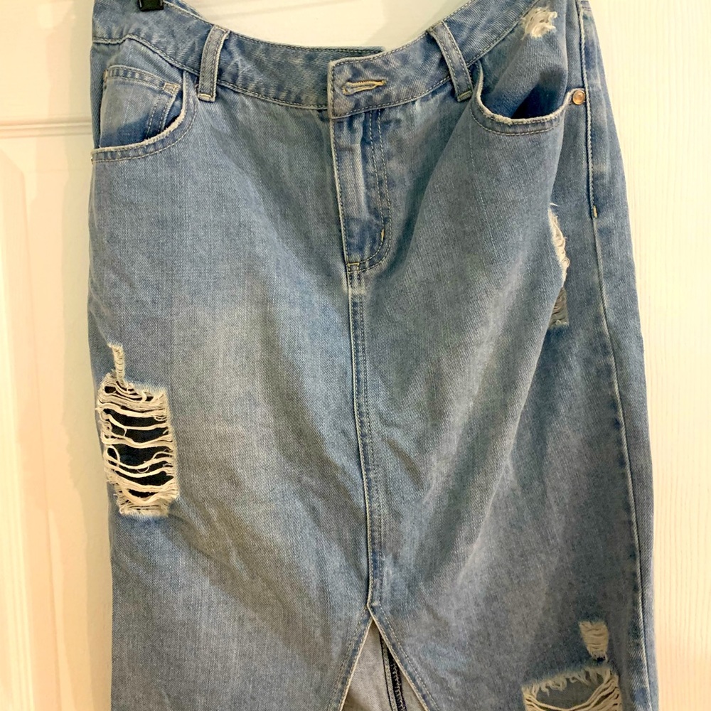Frayed denim skirt